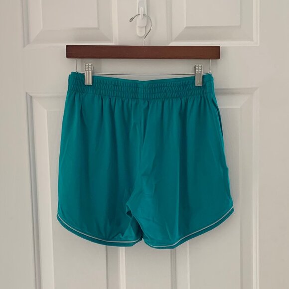 NWT Under Armour Women's Knit Mid-Length Shorts, Size XS, Green - Picture 2 of 9